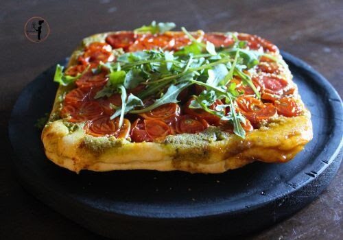 Torta rovesciata di pomodorini e pesto di rucola cotta con la nostra amata friggitrice ad aria, un tripudio di colori e sapori