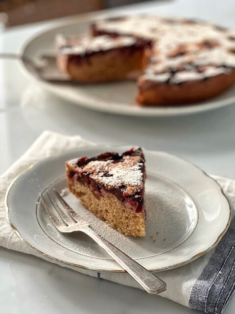 Torta rovesciata di prugne: soffice, deliziosa e genuina