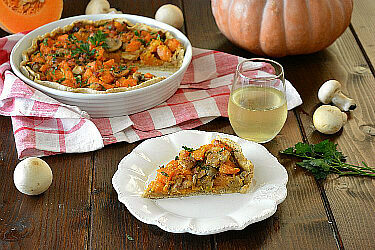 Torta rustica al vino con zucca e funghi