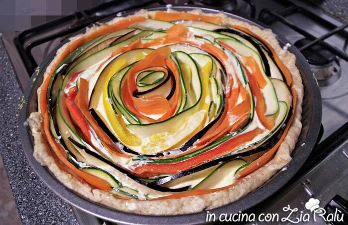 Torta salata alle verdure colorata