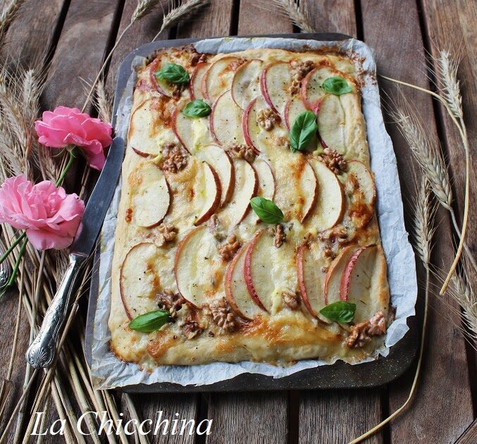 Torta salata con gorgonzola, mele e noci