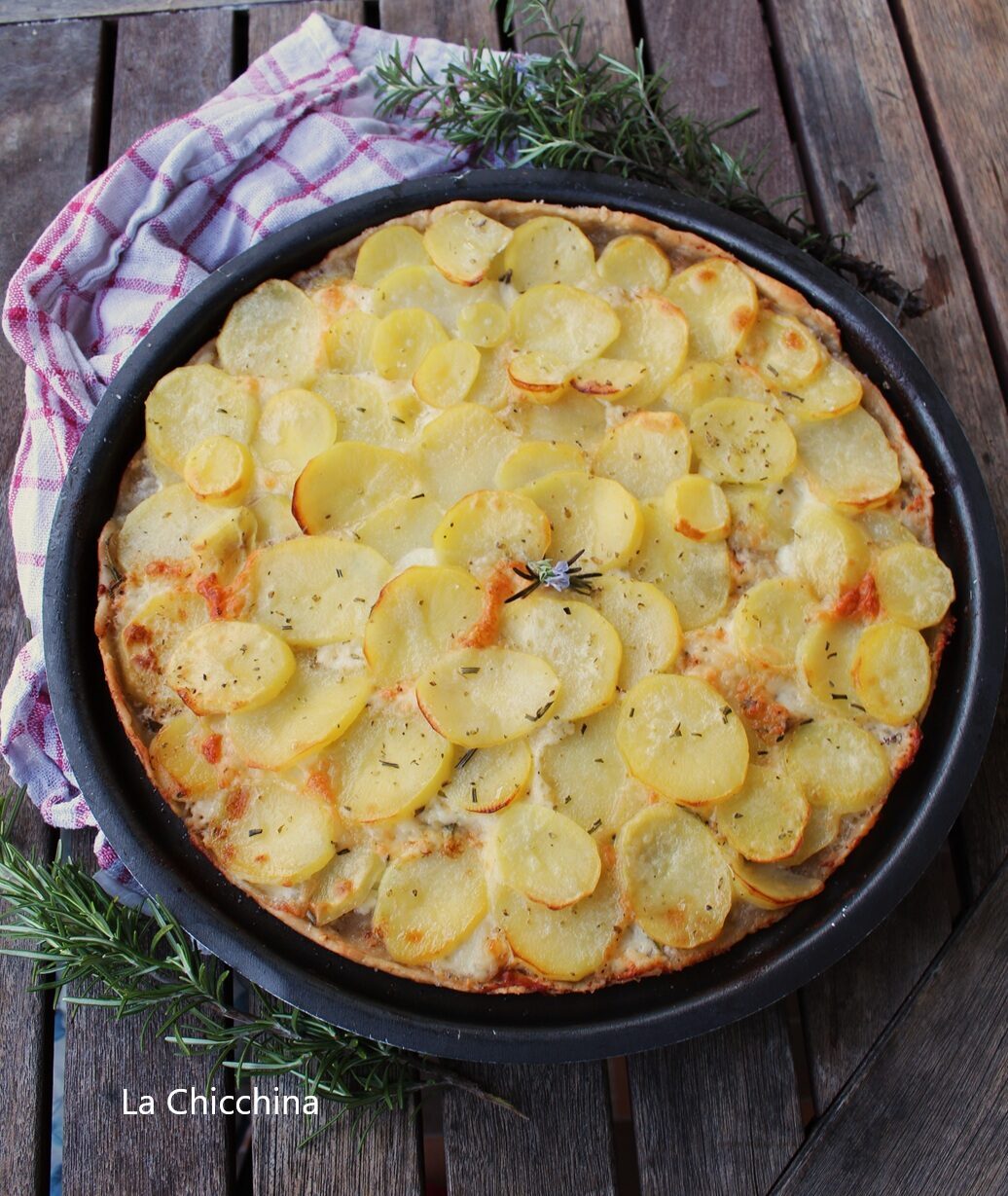 Torta salata con patate arrosto e i formaggi che vuoi