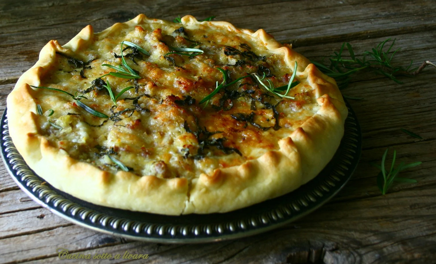Torta salata con patate e salsiccia