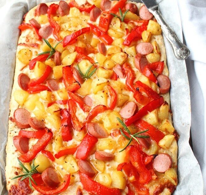 Torta salata con patate, peperoni, scamorza e wurstel…