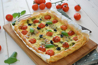 Torta salata con robiola e pomodorini