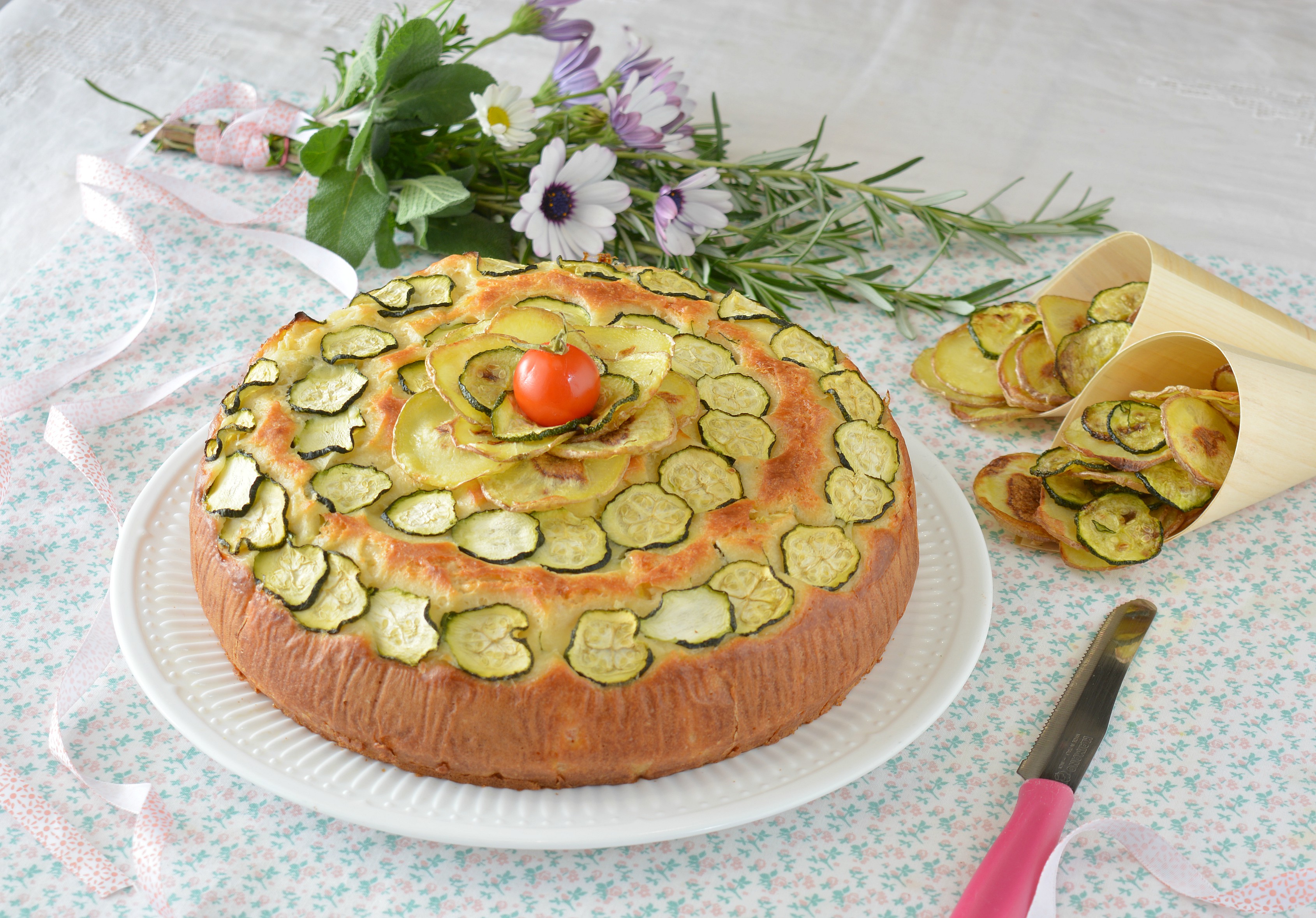 Torta salata di zucchine con chips di patate