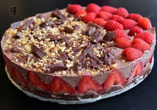 Torta senza cottura, fresca e cremosa al cioccolato e fragole fresche, completamente vegetale che conquisterà anche i più scettici!