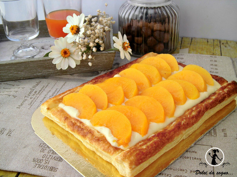 Torta sfogliata alla crema e pesche