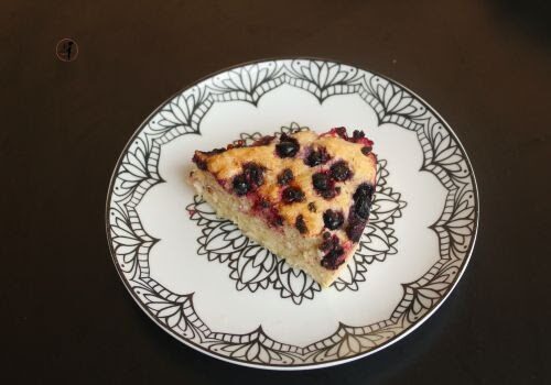 Torta soffice ai frutti di bosco veg per la colazione cotta in friggitrice ad aria