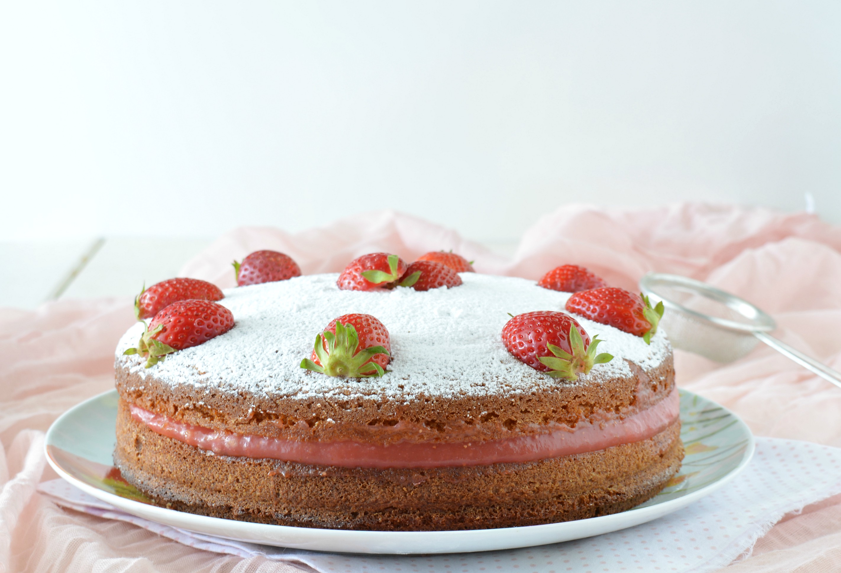 Torta soffice al limone con crema alle fragole