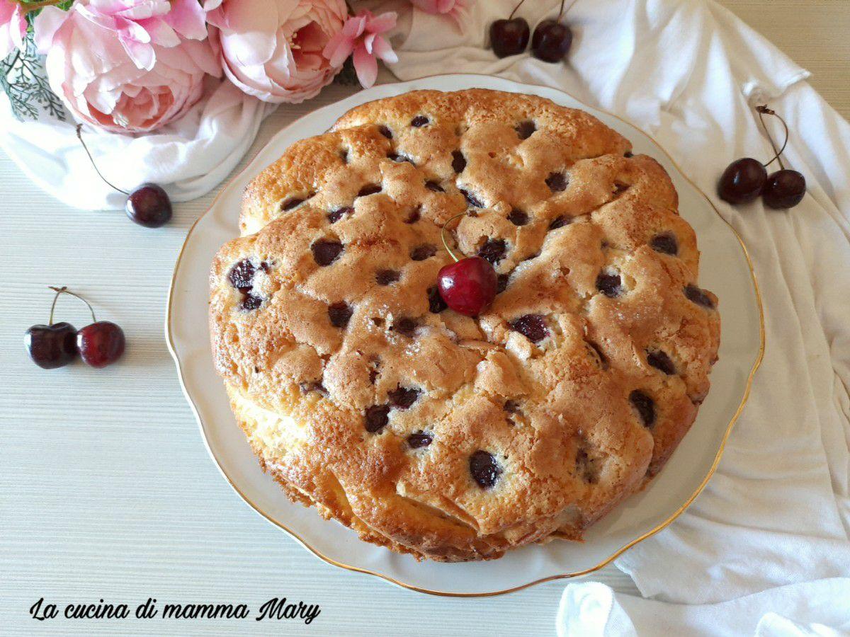 Torta soffice allo yogurt e ciliegie