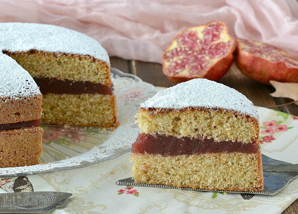 Torta soffice con farina integrale e crema al melograno