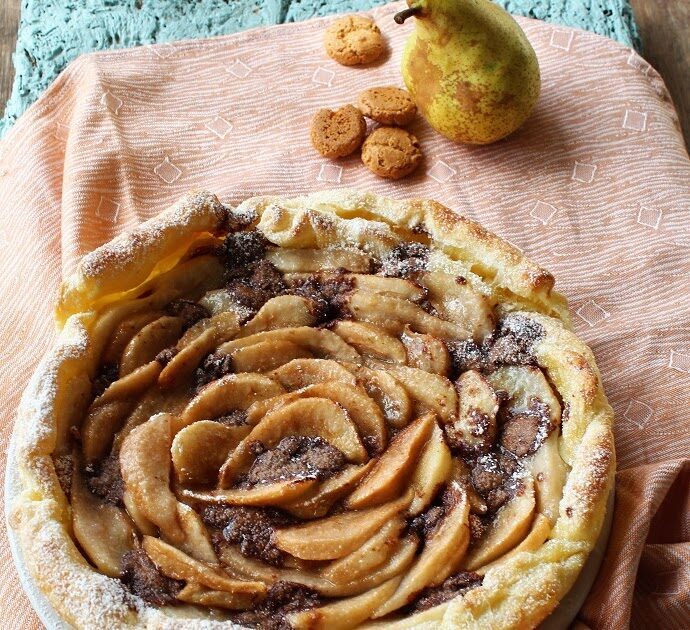 Torta veloce con pere, amaretti e cioccolato.