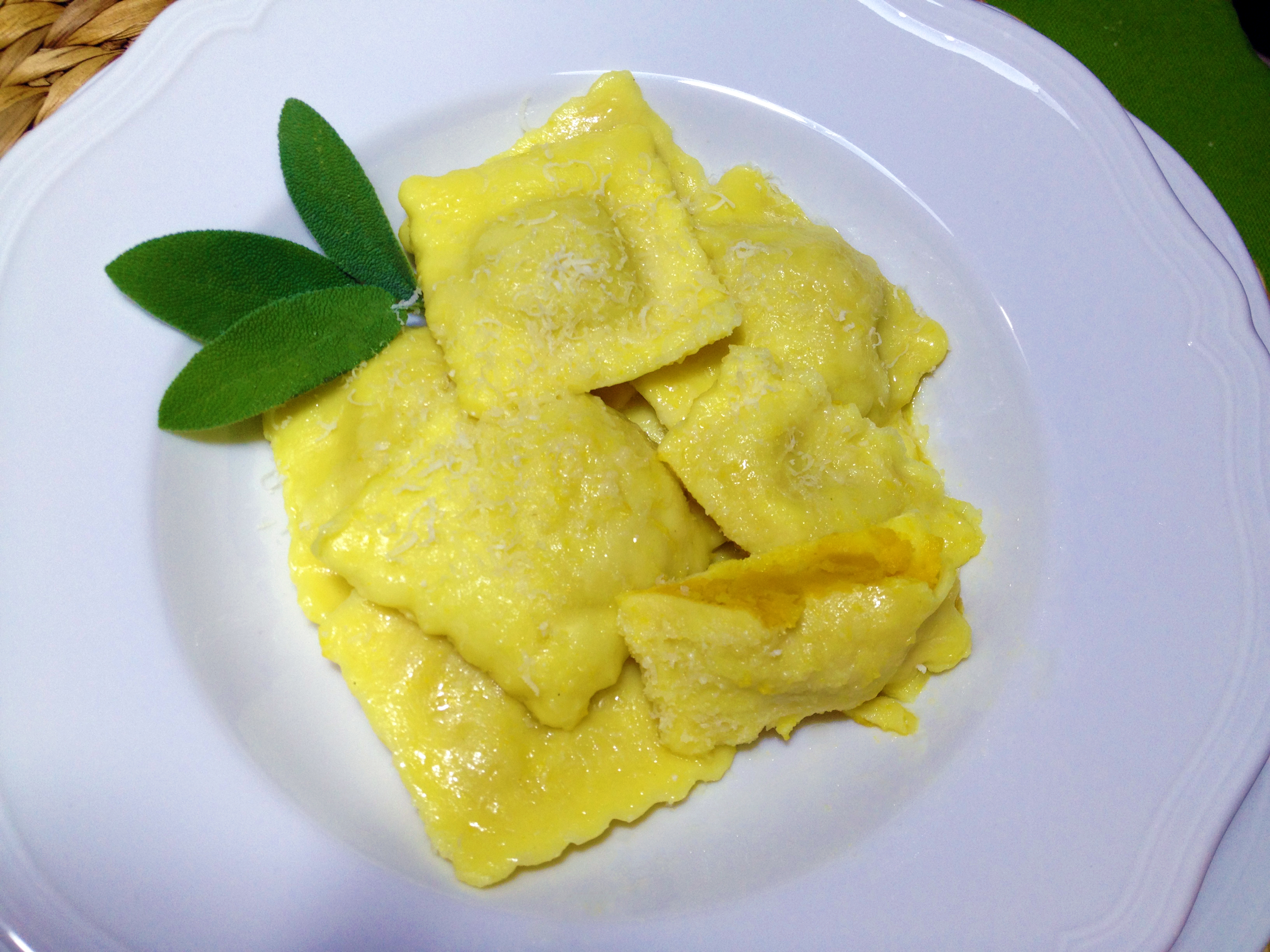Tortelli di zucca mantovani con burro e salvia