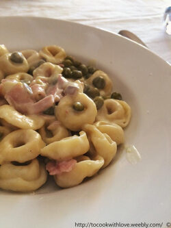 Tortellini panna prosciutto e piselli