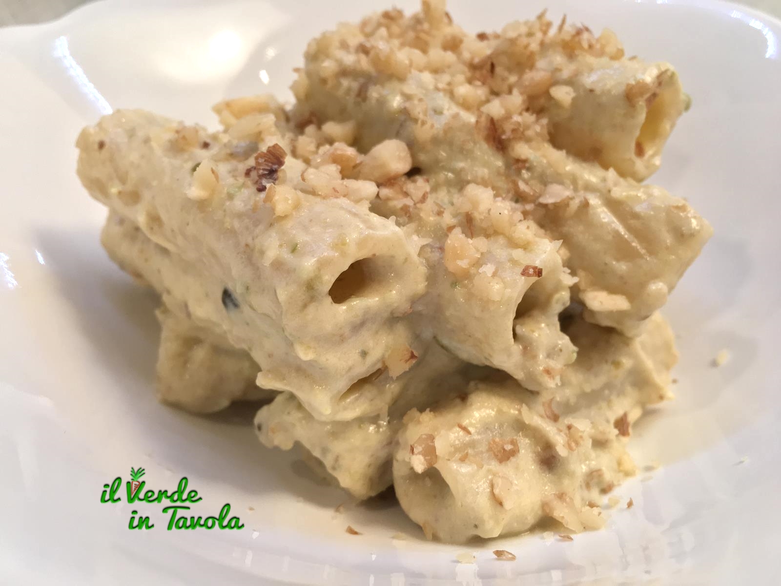 Tortiglioni alla crema di cavolini di bruxelles e noci