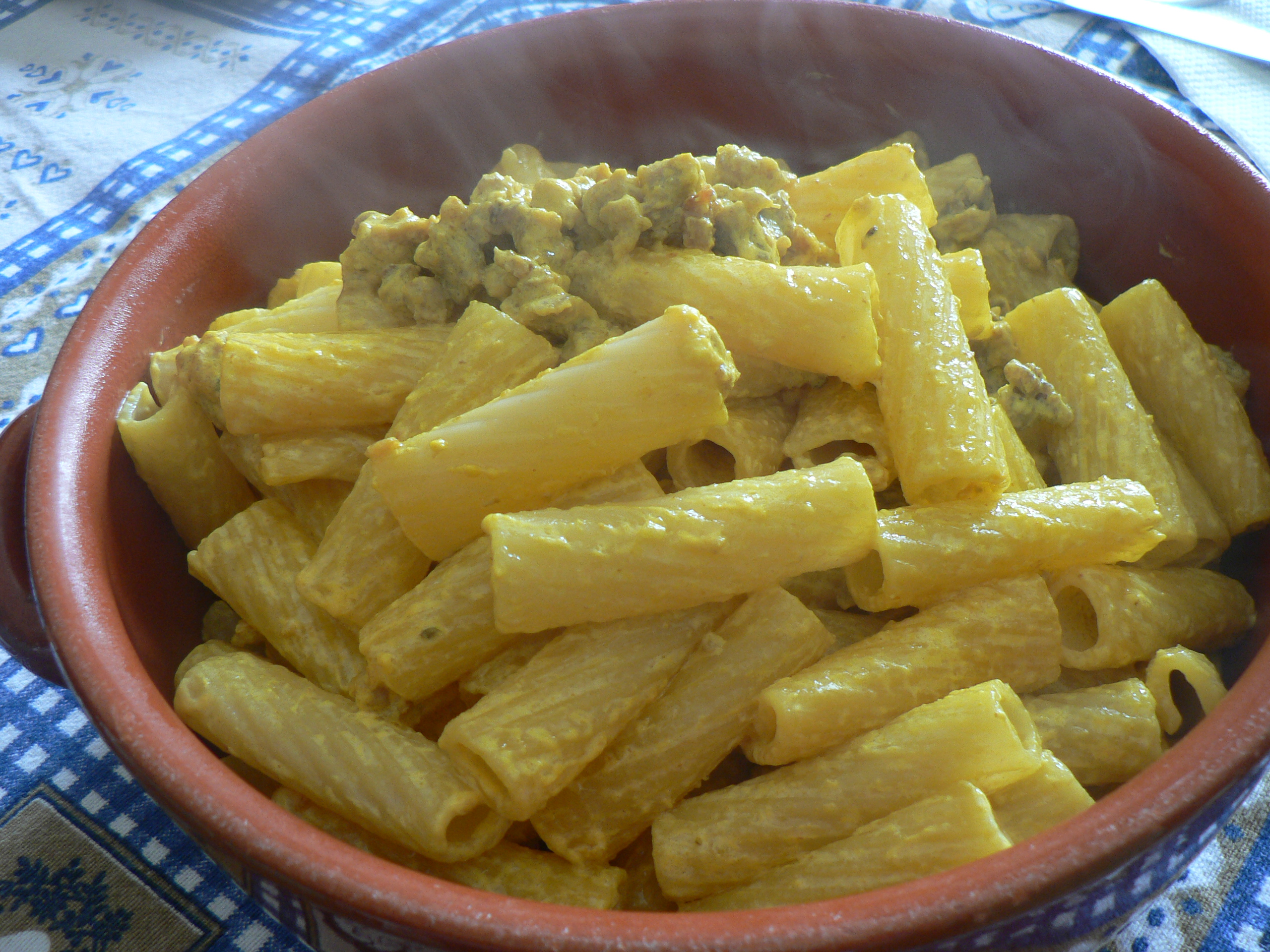Tortiglioni salsiccia e panna allo zafferano | noi due in cucina