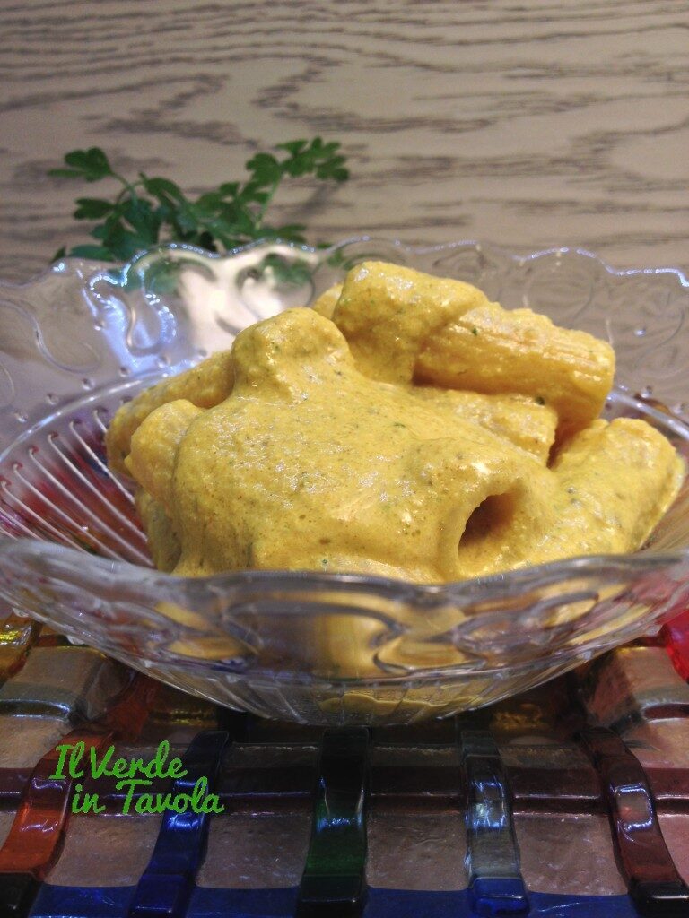 Tortiglioni vegani con crema di tofu alla curcuma