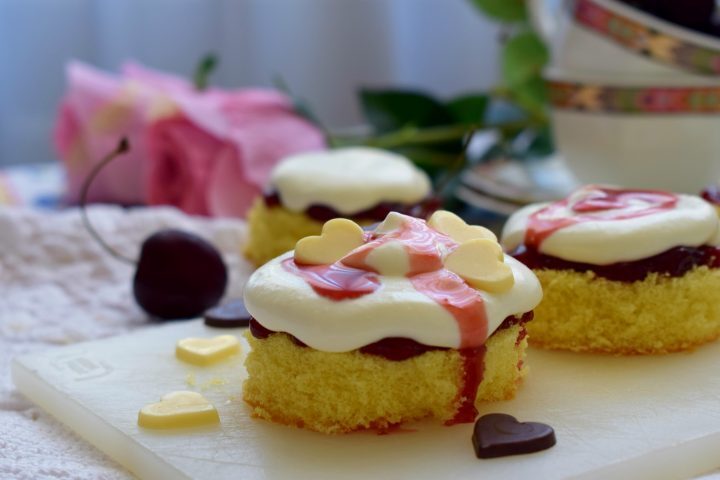 Tortine con confettura di amarene e mousse di yogurt greco