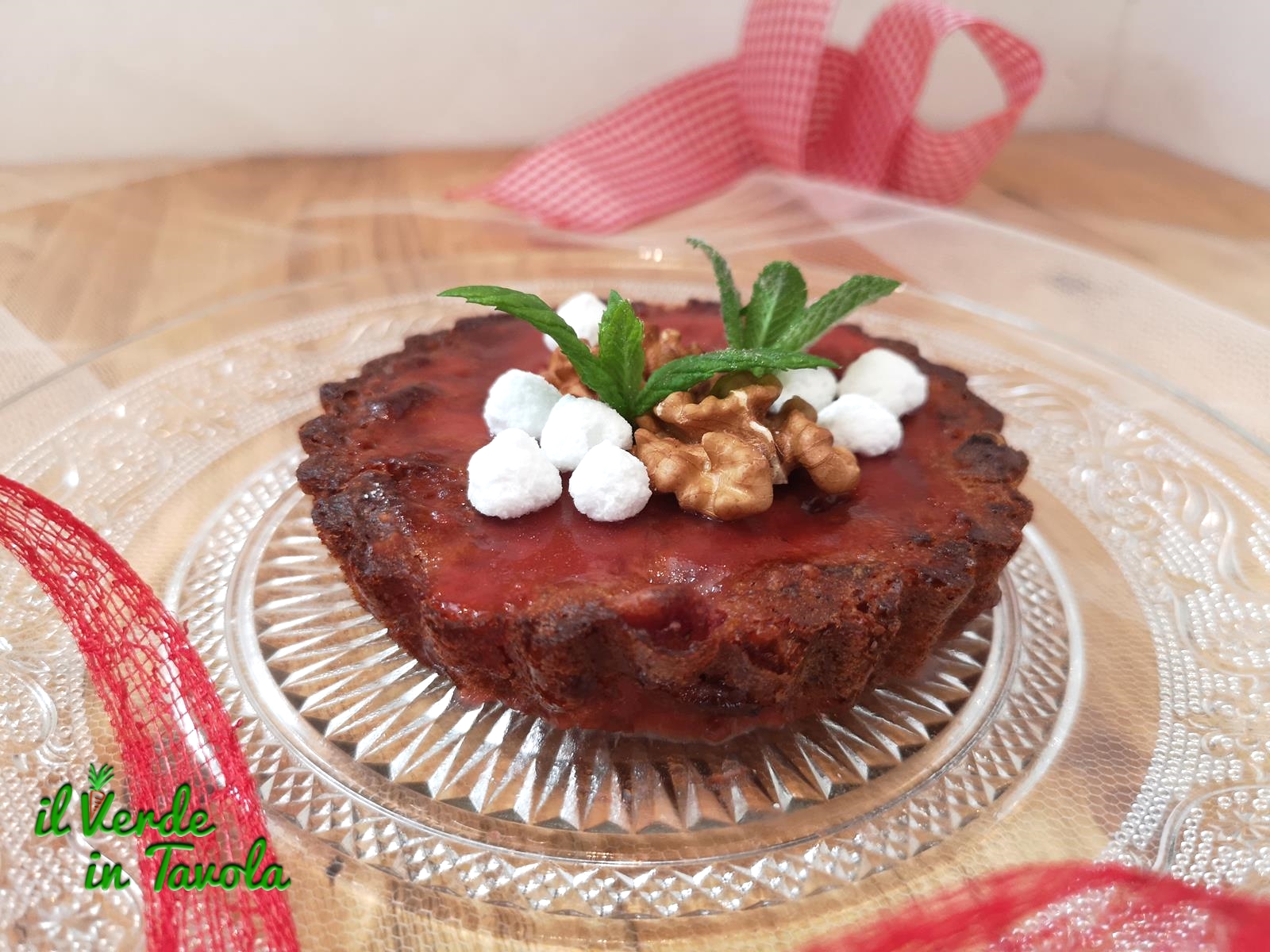 Tortine di fragole e noci, leggere e profumate la ricetta
