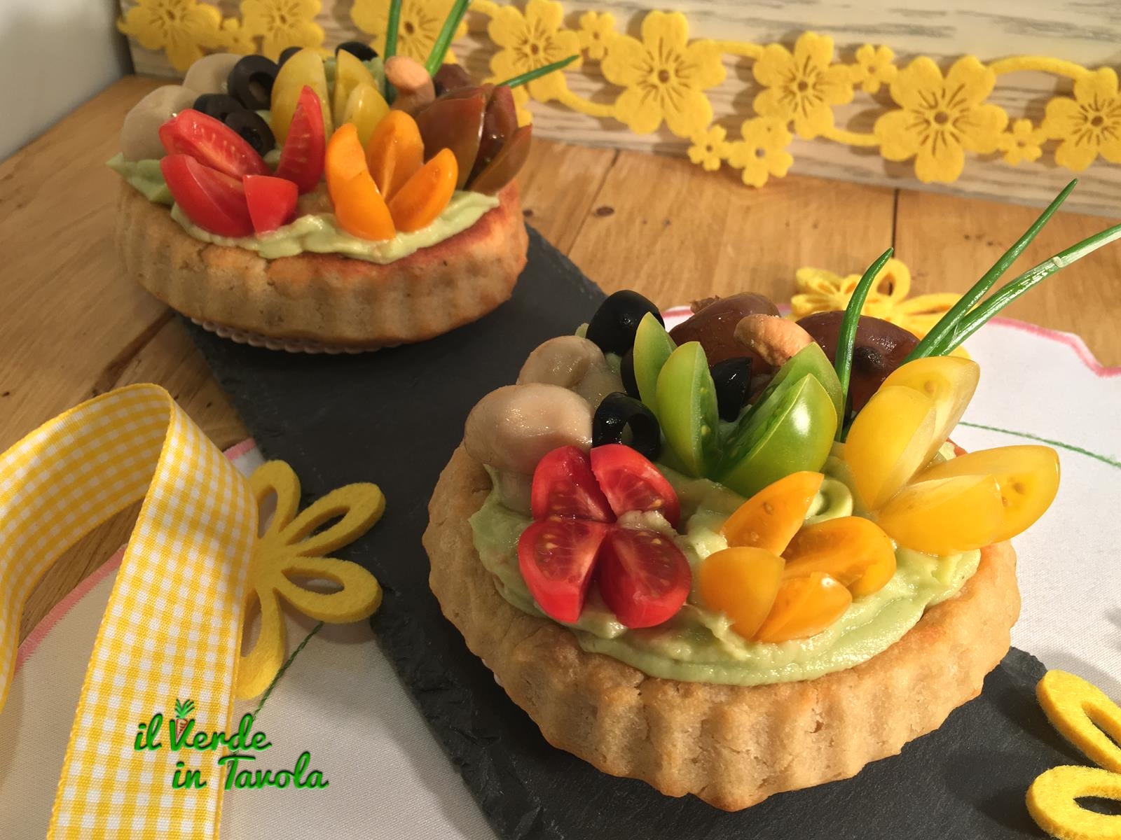 Tortine salate vegane con mousse di avocado e pomodorini