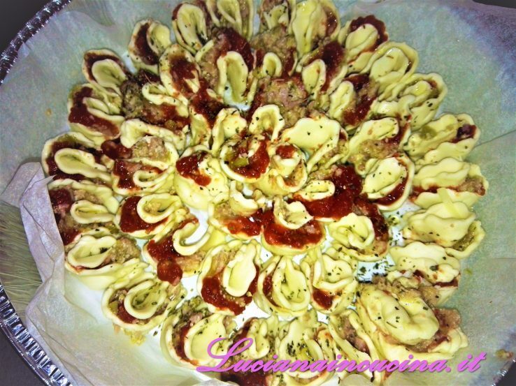 Tortine sfiziose fior di sfoglia con prosciutto e olive