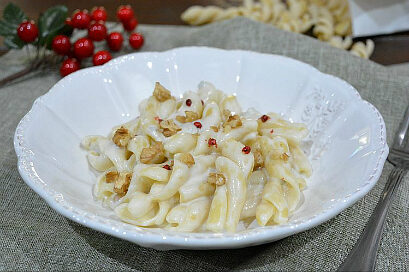Trecce al gorgonzola con noci e pepe rosa