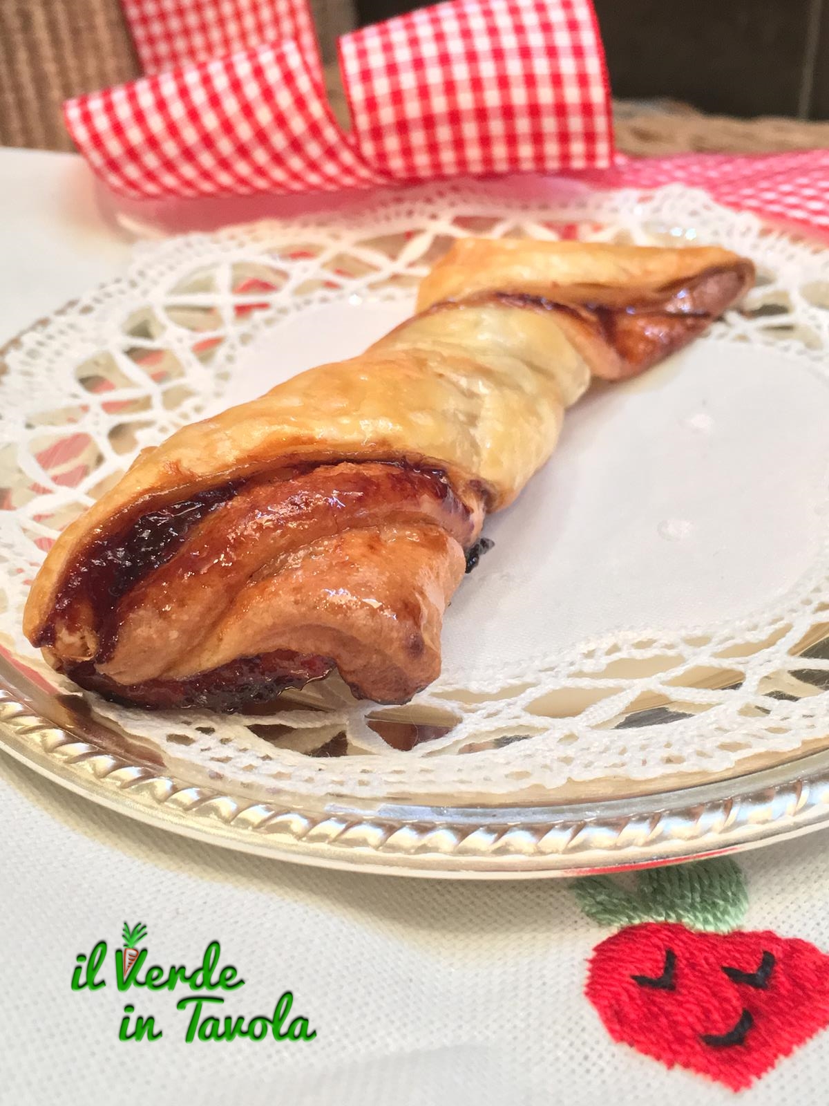 Trecce di brioche e sfoglia farcite con confettura di fragole
