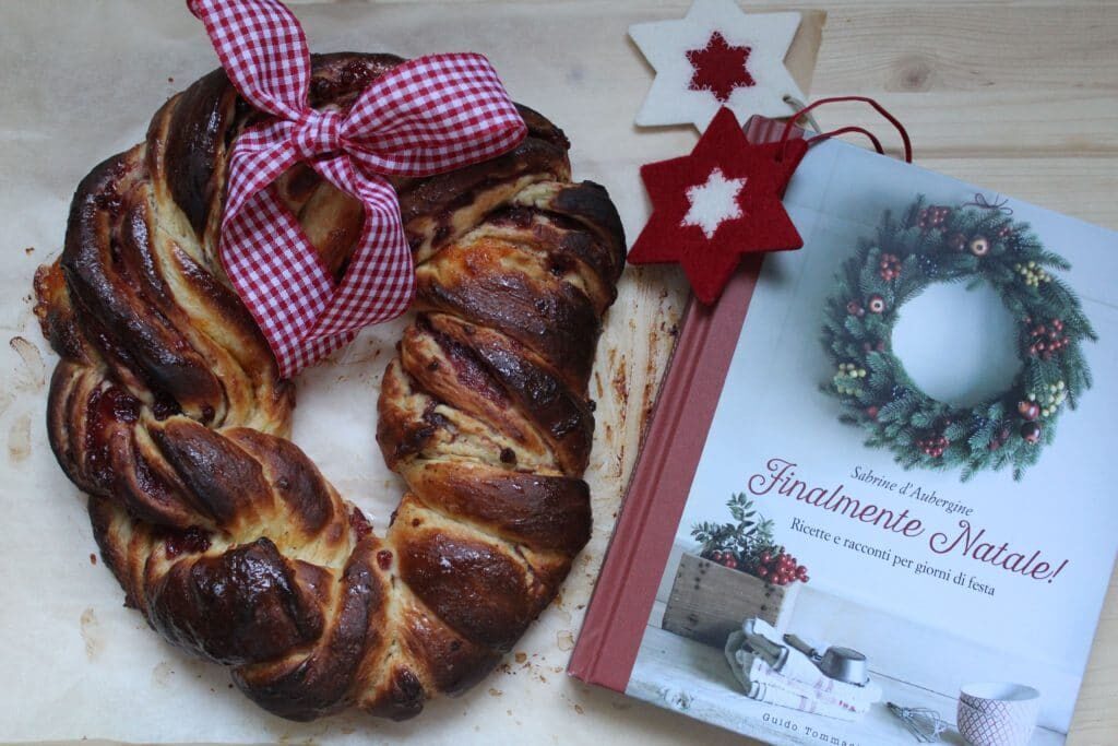 Treccia di brioche natalizia