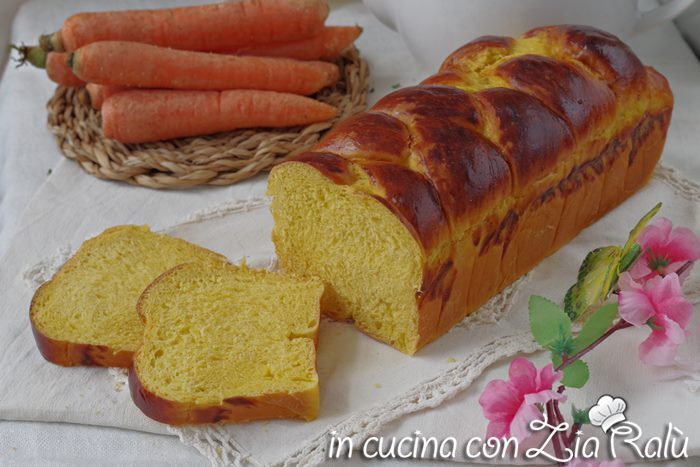 Treccia di pan brioche alle carote