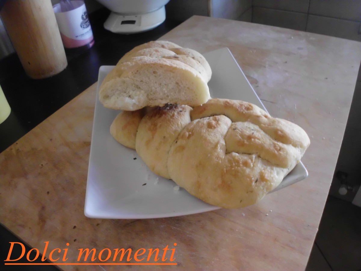 Treccia di pane aromatizzata (ricetta facile)