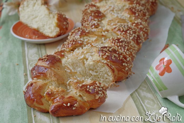 Treccia di pasta lievitata dolce