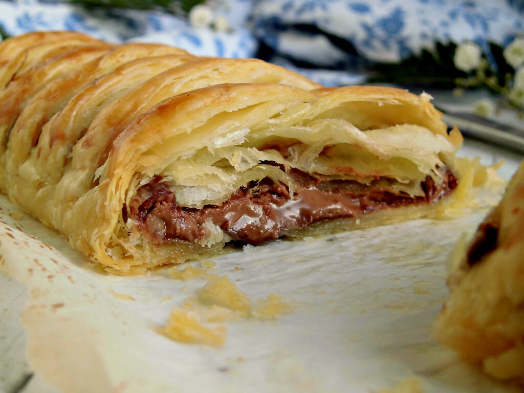 Treccia di pasta sfoglia e cioccolato