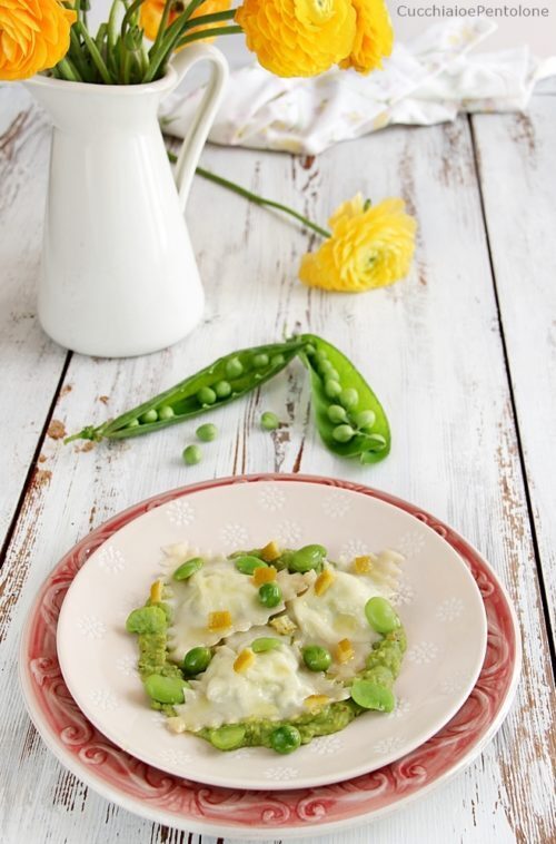 Triangoli di pasta ripiena con crema di piselli, fave e limoni in conserva
