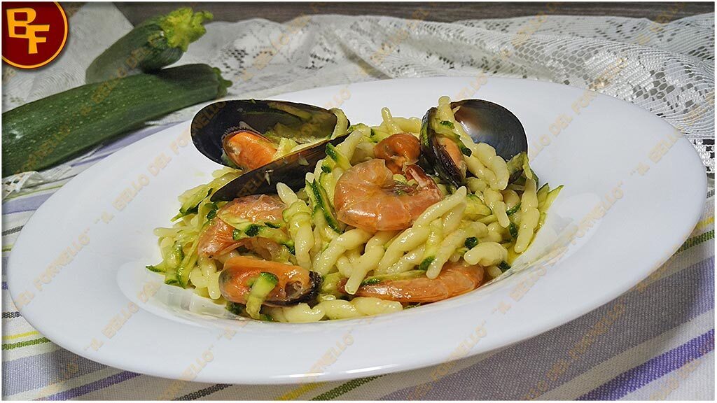 Trofie con zucchine crude gamberi e cozze
