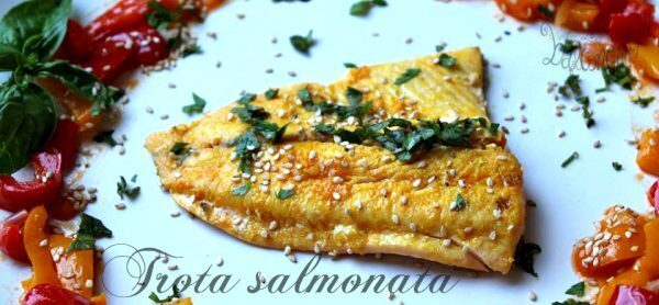 Trota salmonata cotta su piastra di sale
