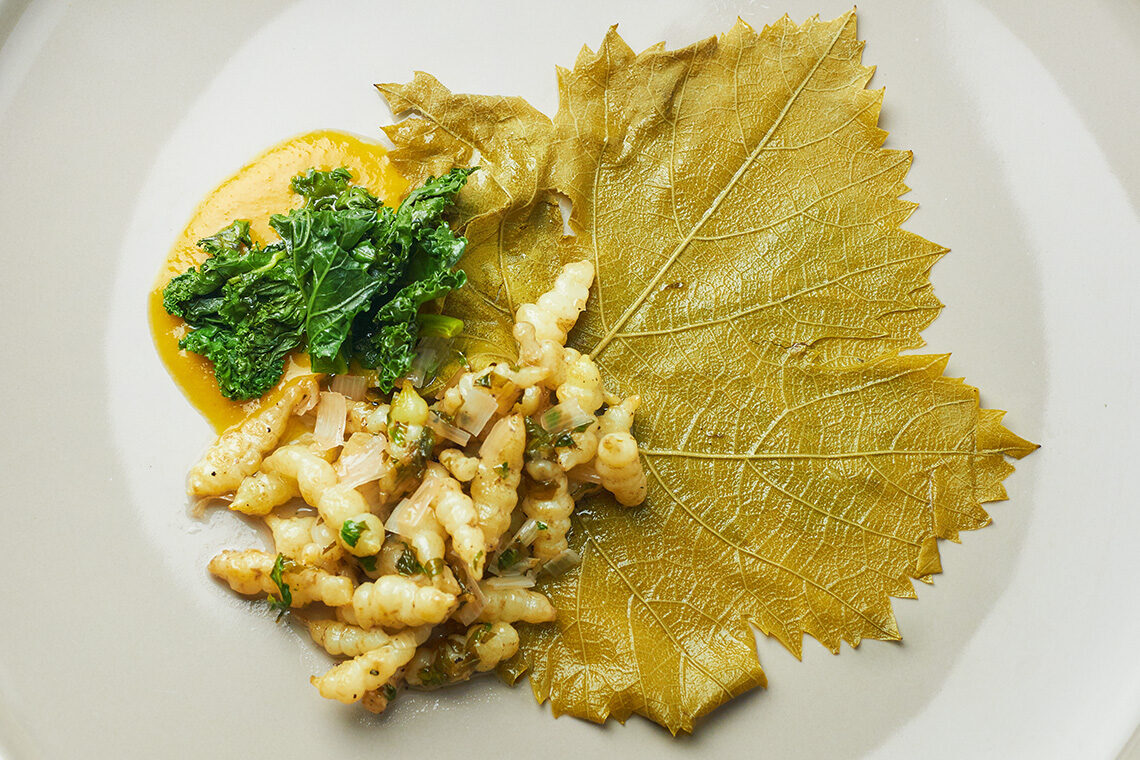 Tuberinina stufata con foglie di vite croccante