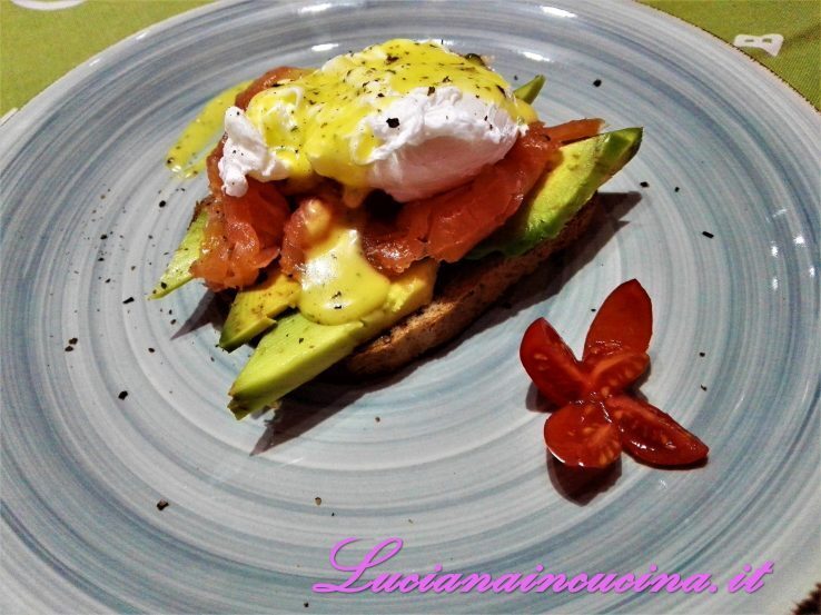 Uova alla benedict con salmone affumicato