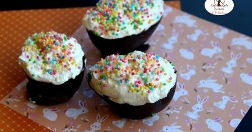 Uova di cioccolato con cuore di burro di mandorle e panna montata, dessert di pasqua ispirato al kinder choco fresh