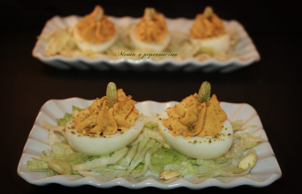 Uova ripiene con crema al salmone e pistacchi