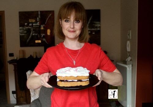 Vegan victorian sponge cake in friggitrice ad aria