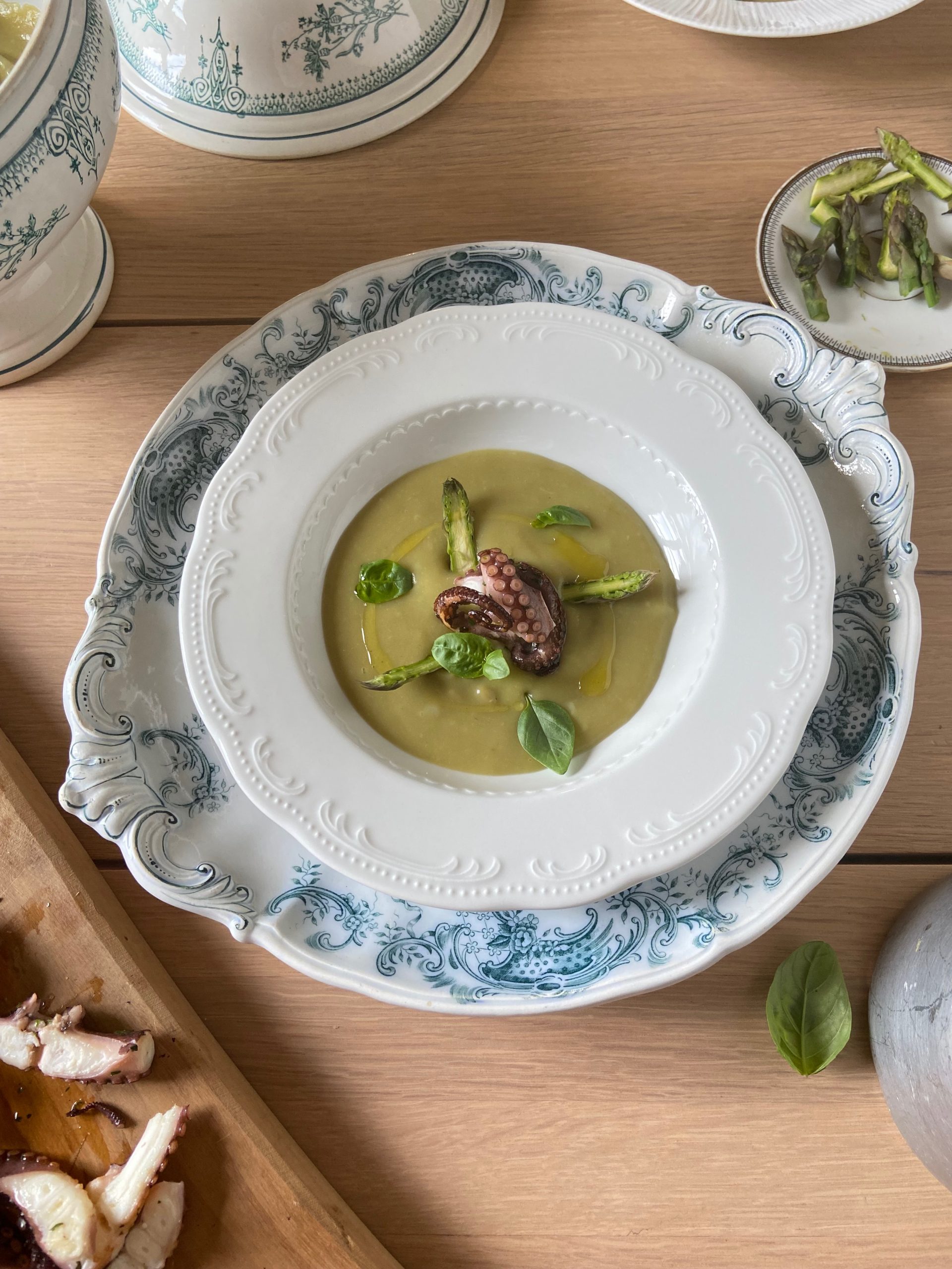 Vellutata di asparagi e polpo grigliato