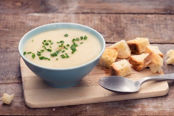 Vellutata di cavolfiore con crostini di pane raffermo