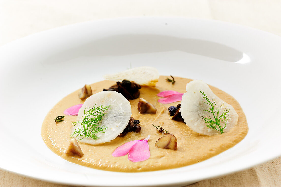 Vellutata di ceci al miso con funghi e daikon