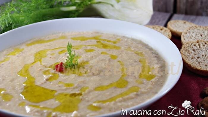 Vellutata di finocchi mandorle e bacche di goji