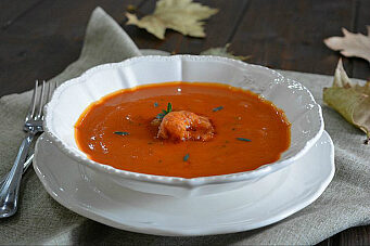 Vellutata di zucca al pomodoro con gamberi alla paprika