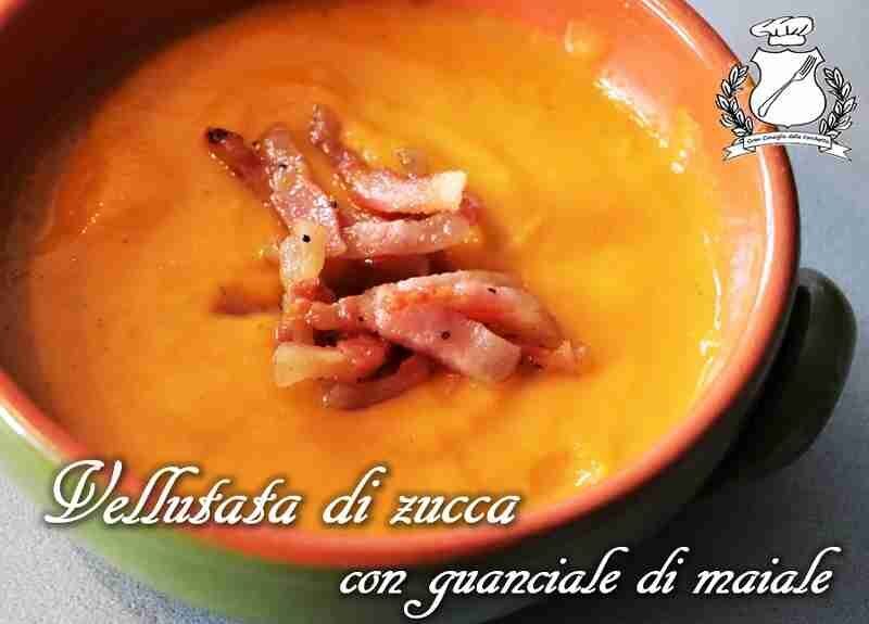 Vellutata di zucca con guanciale di maiale croccante