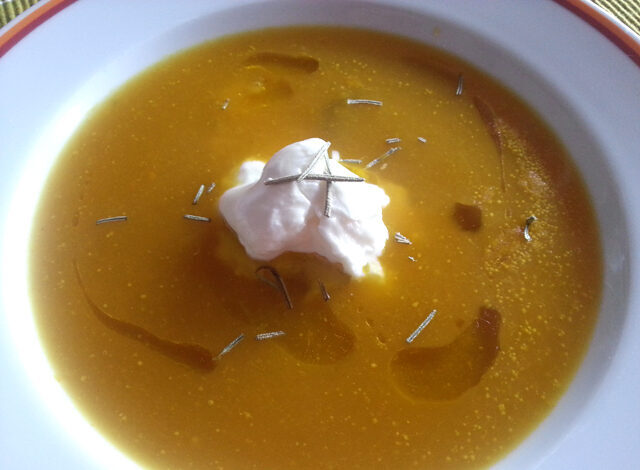 Vellutata di zucca e porro alla curcuma e mozzarella di bufala