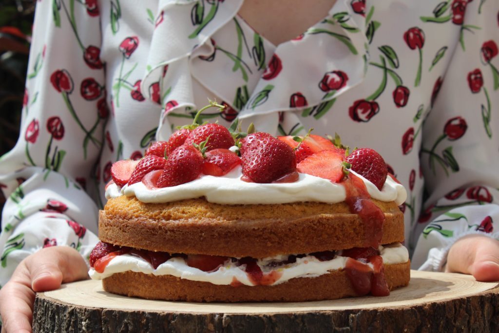 Victoria sponge cake con fragole fresche