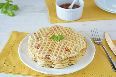 Waffel salati ai pomodori